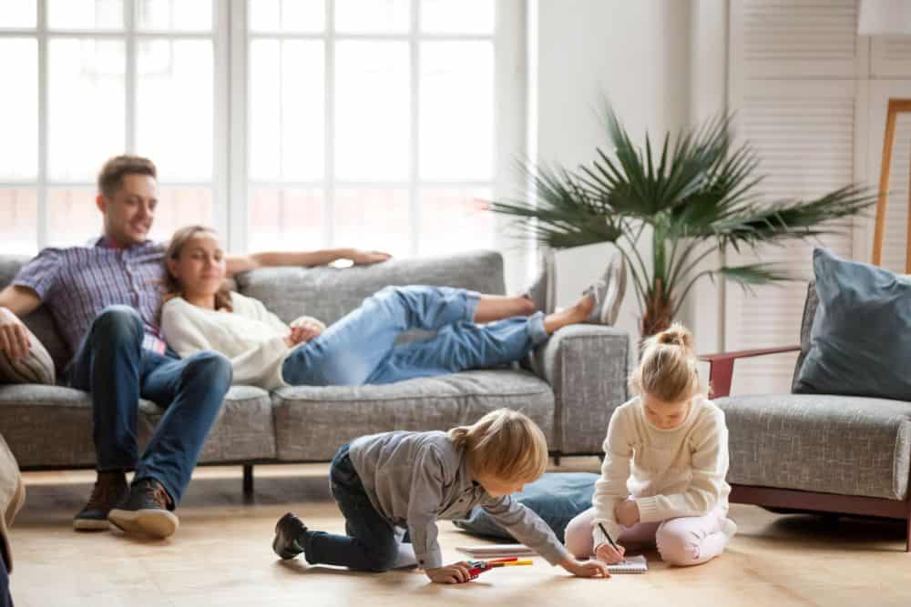 Familie - børn leger på gulvet